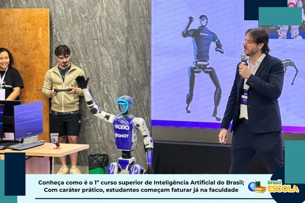 Curso superior de Inteligência Artificial da UFG Robô humanoide acena com a mão em sala com pessoas