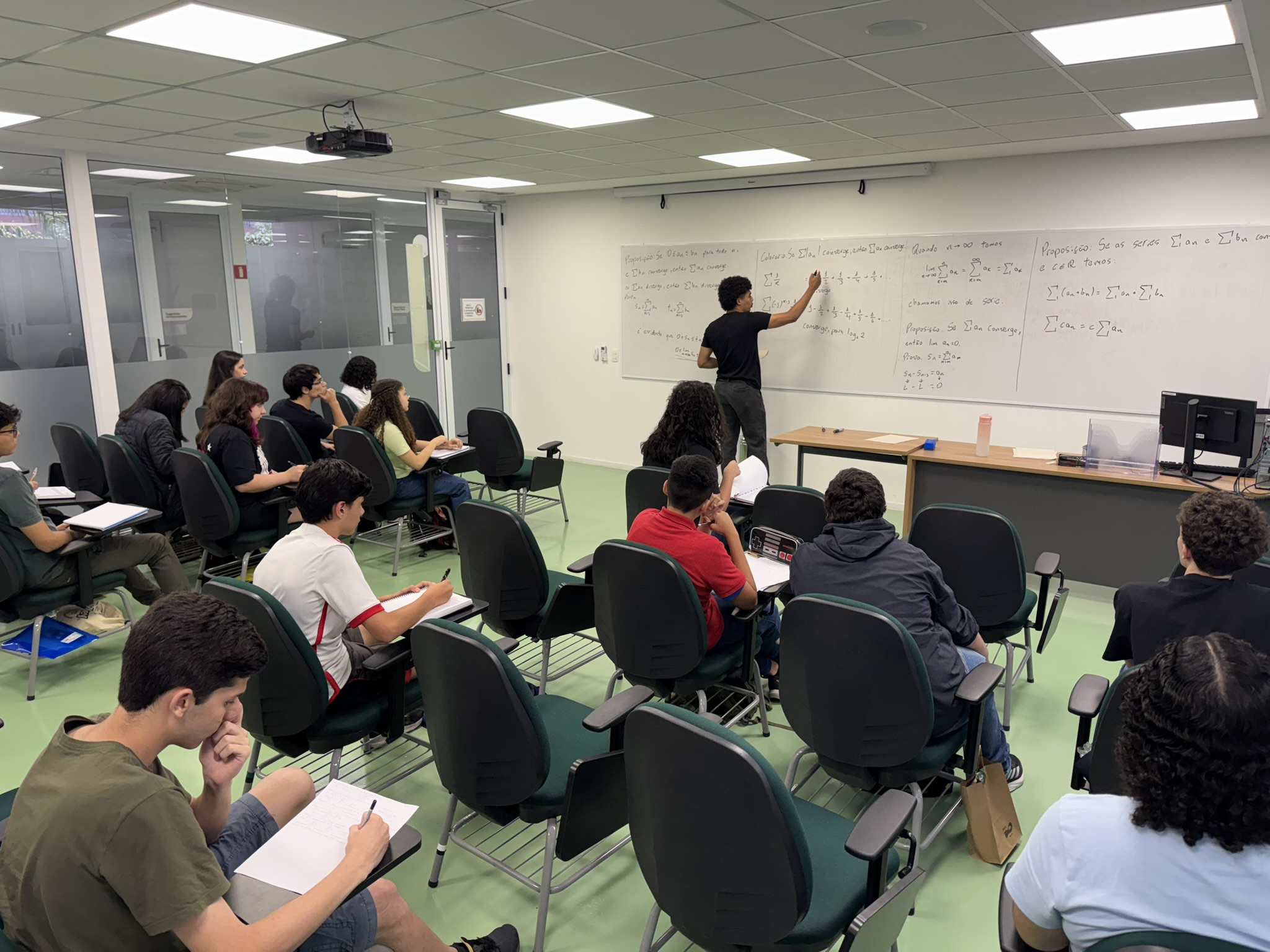Estudantes do IMPA em sala de aula